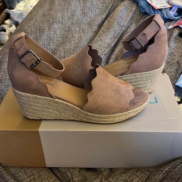 Dusty Rose Scalloped Lined Pink wedges size 9 - Picture 1 of 4